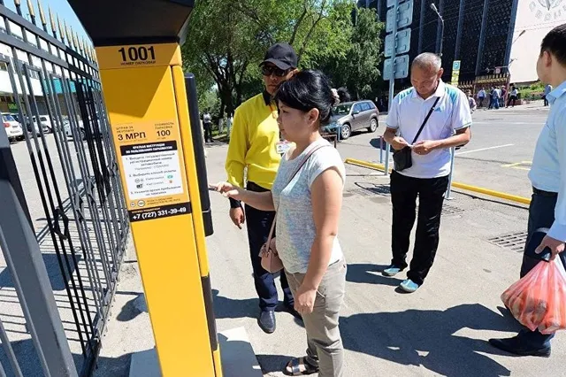 Платную парковку открыли у акимата в Алматы