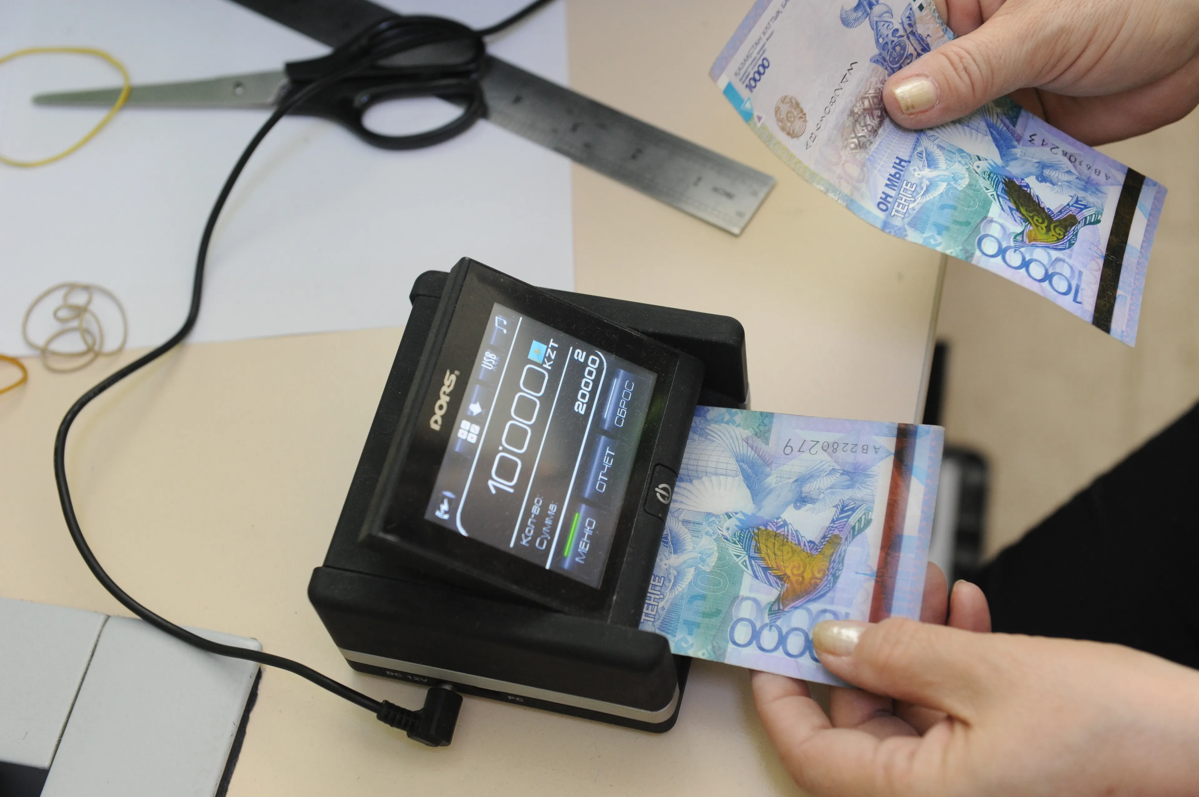 Капитал - Дневные торги закрылись на отметке 322,45 тенге за доллар