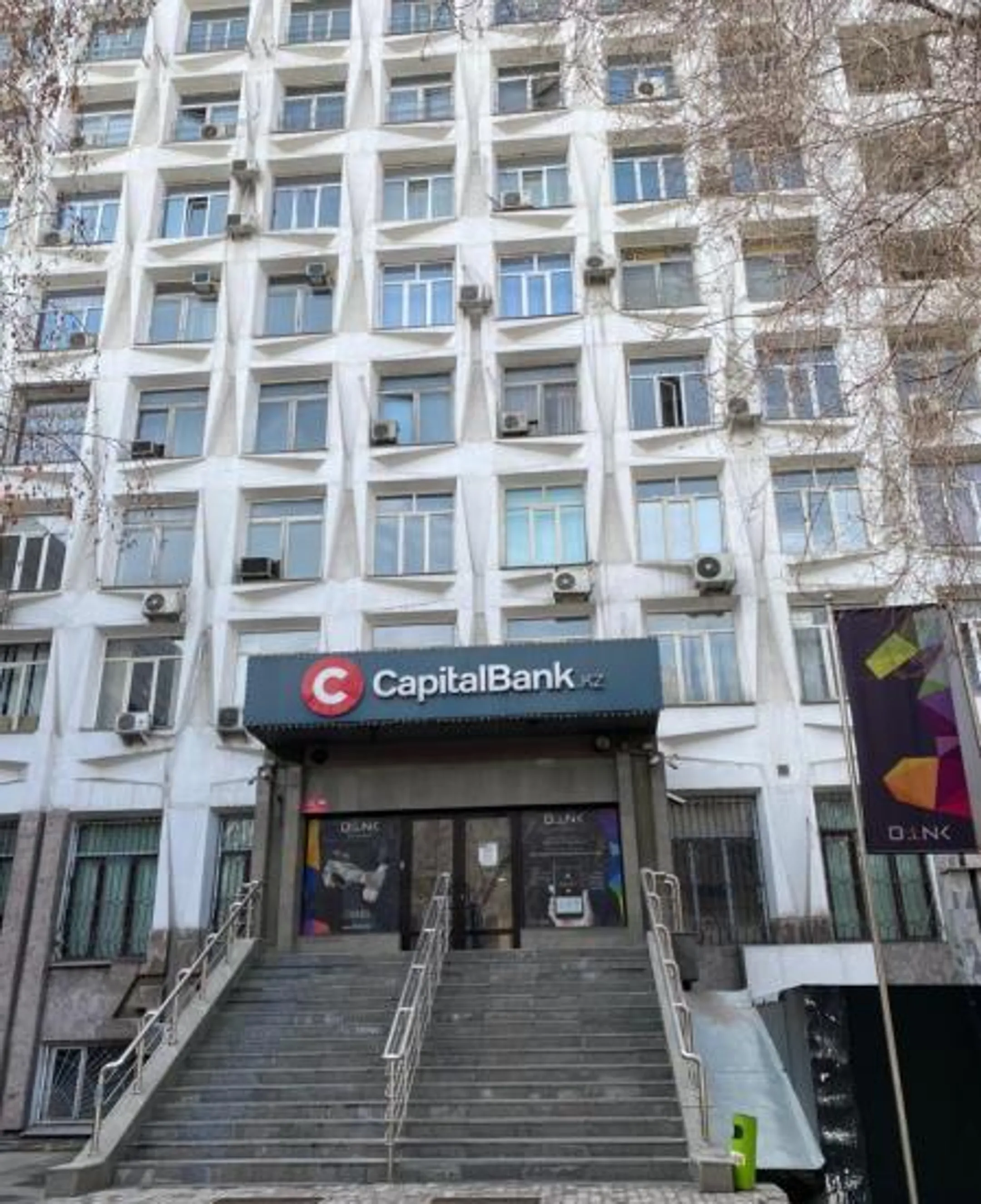 На фото: здание, в котором на первом этаже размещался банк <br>