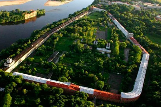 Военные Польши продали самое длинное здание Европы