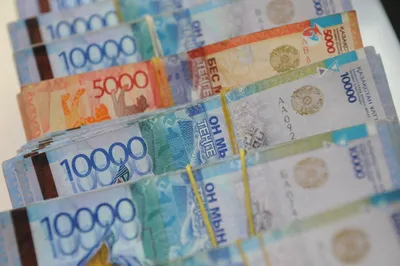 Тенге начал торги на KASE с роста