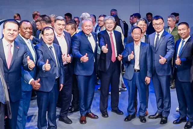 На фото: в центре председатель правления Chery Holding Group Инь Тонгё и основатель «Астана Моторс» Нурлан Смагулов