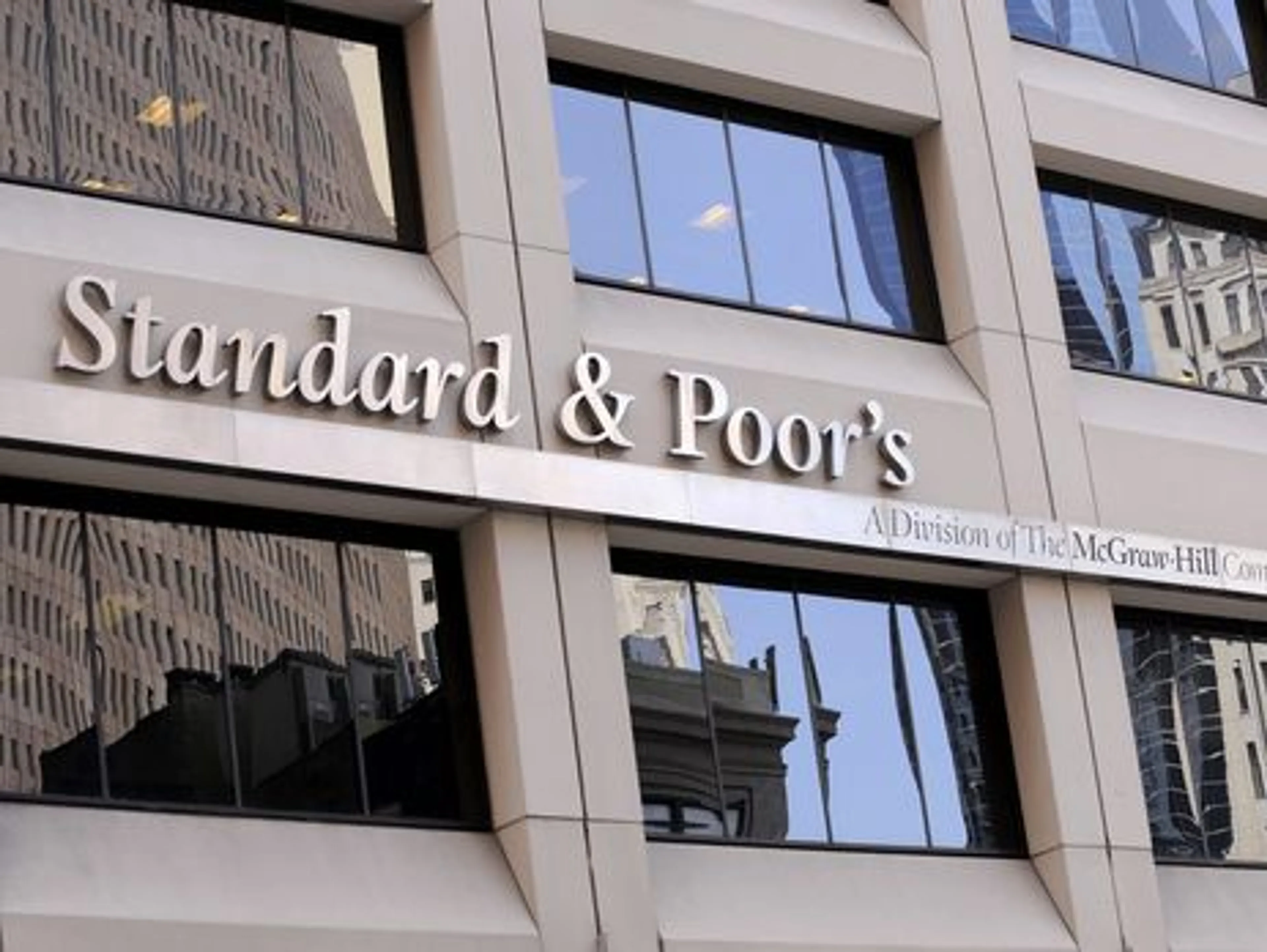 Капитал - S&P отозвало рейтинги 104 российских компаний и банков по национальной шкале