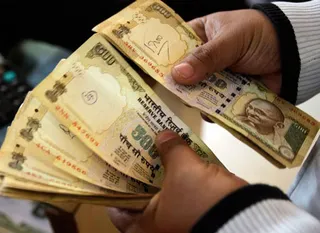 Капитал - Рупия стремительно дешевеет из-за Сирии