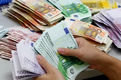 Минимальная зарплата в ЕС доходит почти до 2 тысяч евро