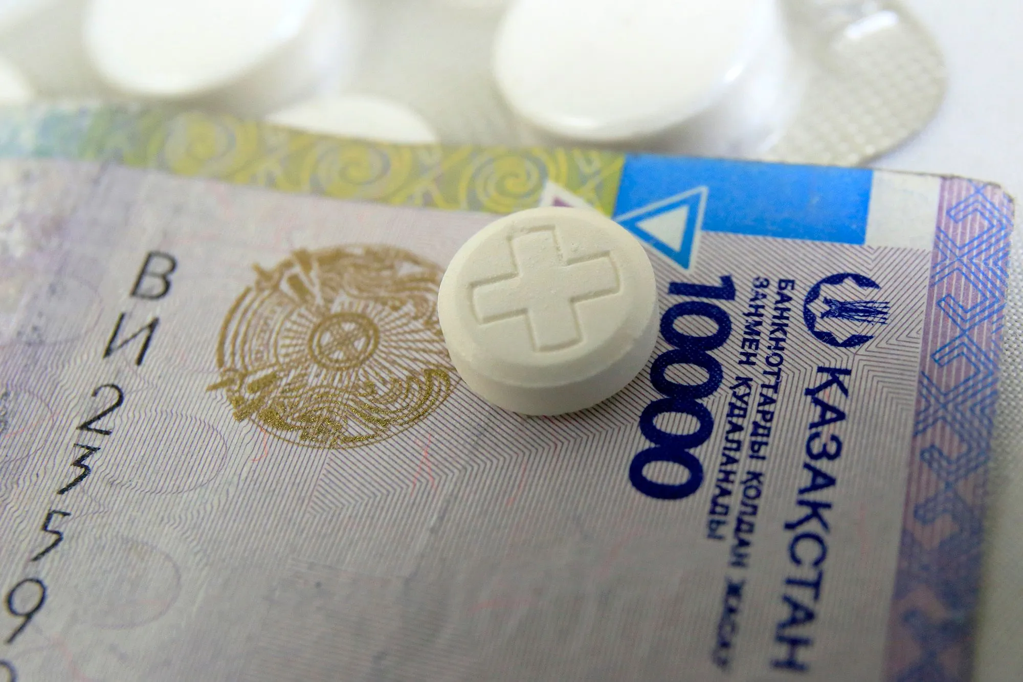 В Казахстане приостановили использование пенсионных излишков на лечение