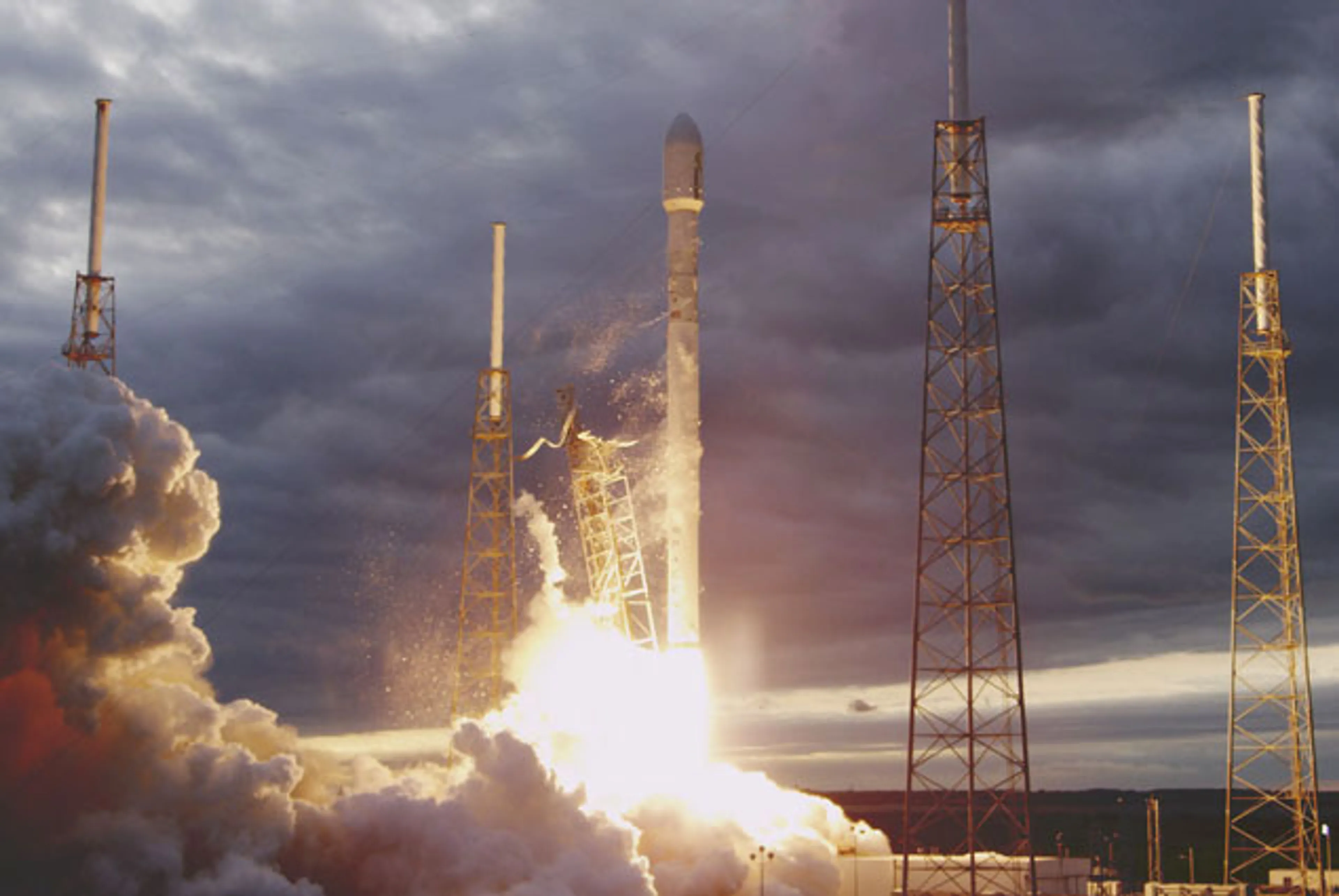 Капитал - Falcon 9 впервые в истории успешно вернулась на Землю