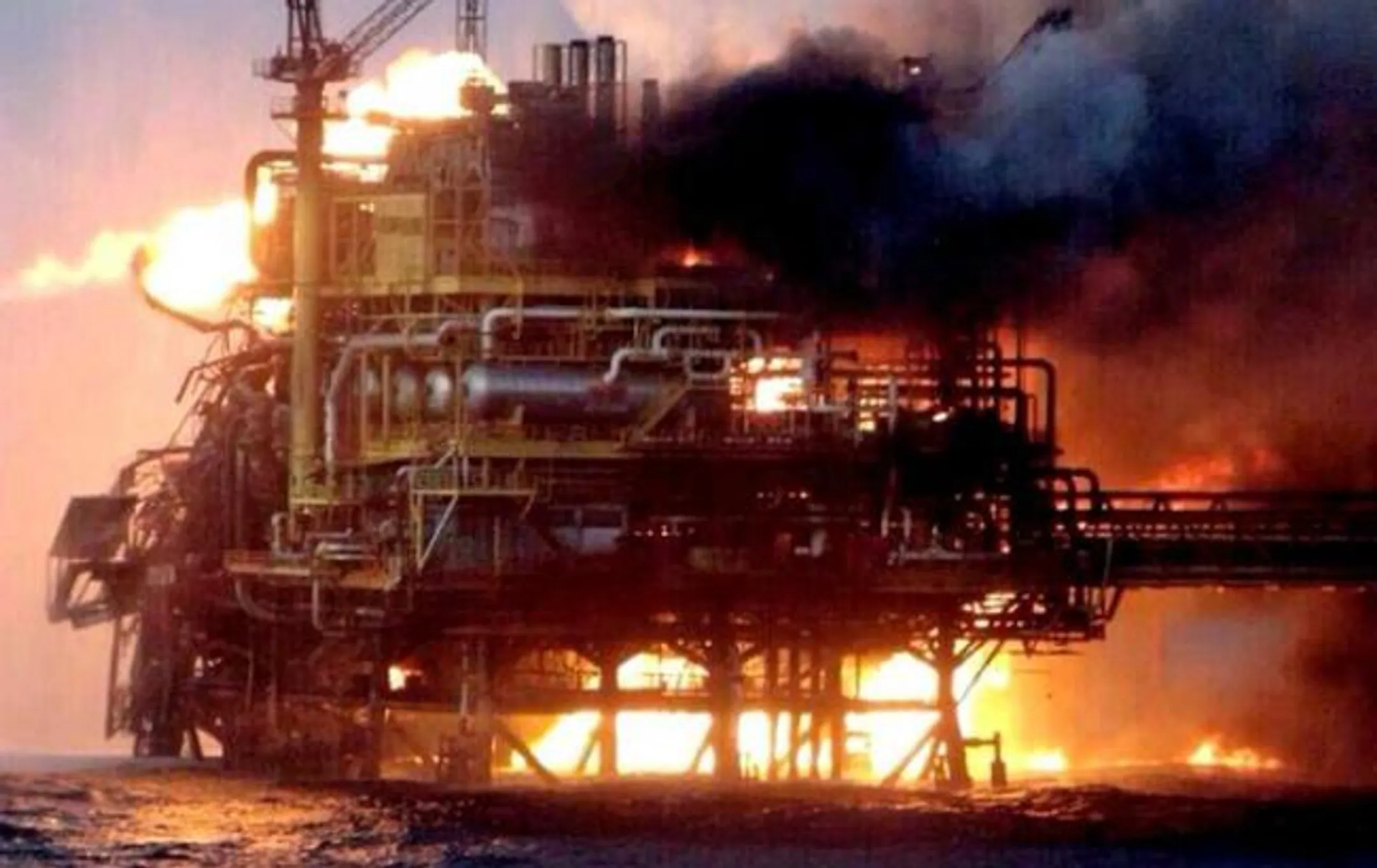 При пожаре на платформе в Каспии погибли 32 нефтяника - Image Kapital.kz