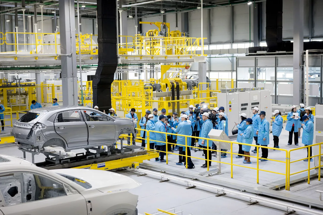 <i>Участники пресс-тура в цехе окраски&nbsp;</i>Astana Motors Manufacturing Kazakhstan&nbsp;&nbsp;