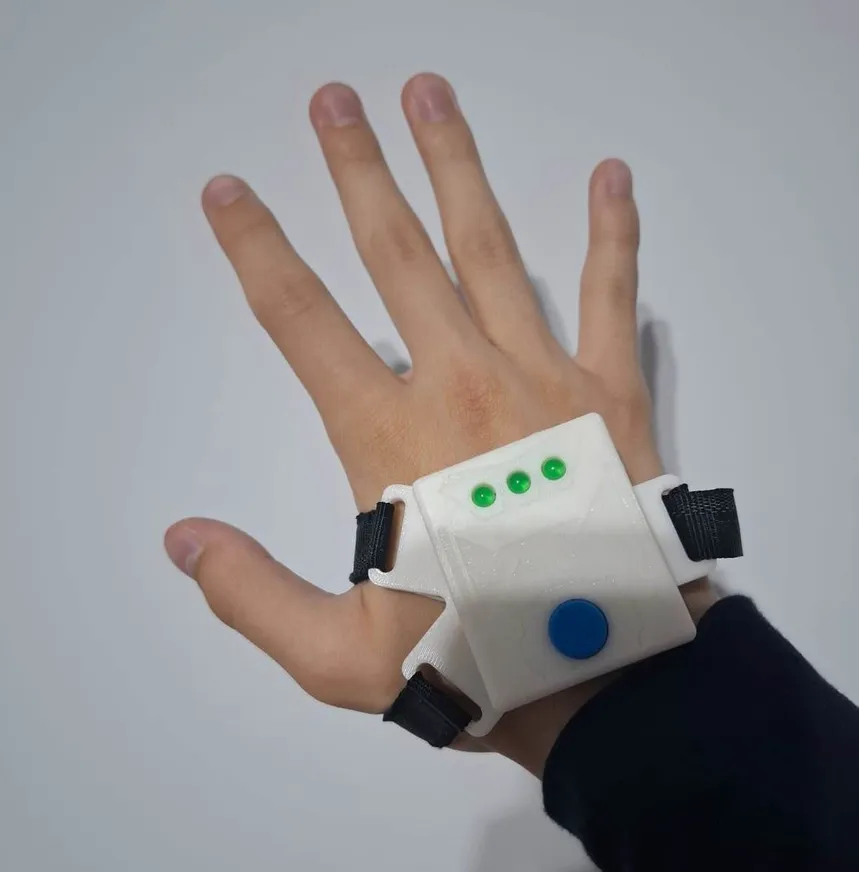 На фото: Антитреморный браслет&nbsp;