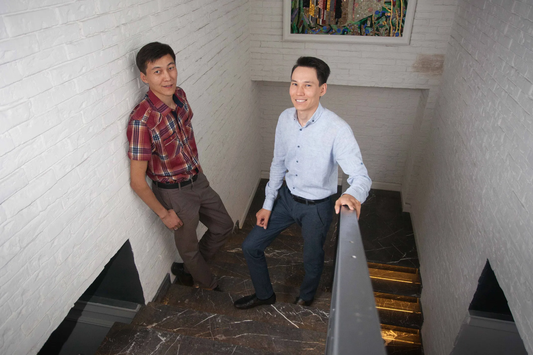 Два алматинца поднимаются к прибыли по светящимся лестницам - Image Kapital.kz