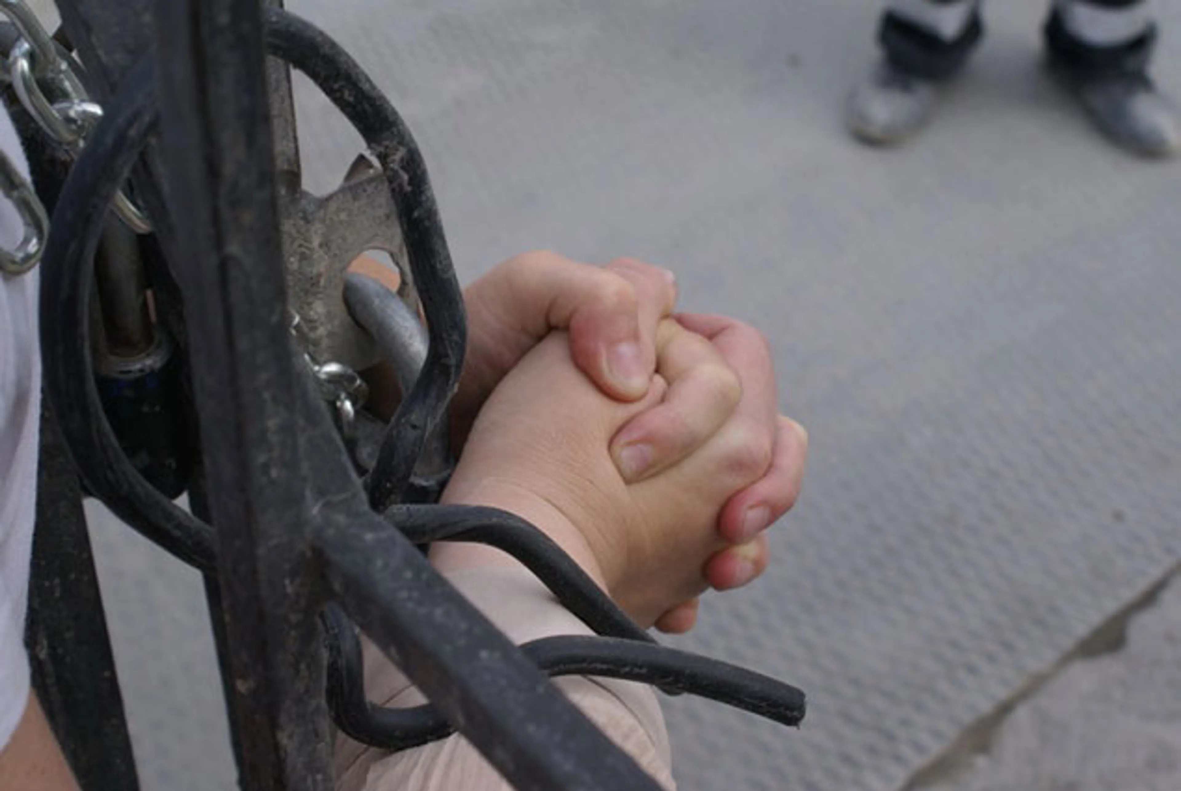 Капитал - Четыре женщины приковали себя возле мажилиса в Астане