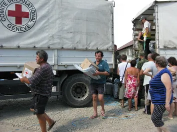 Европейцам начали раздавать продукты