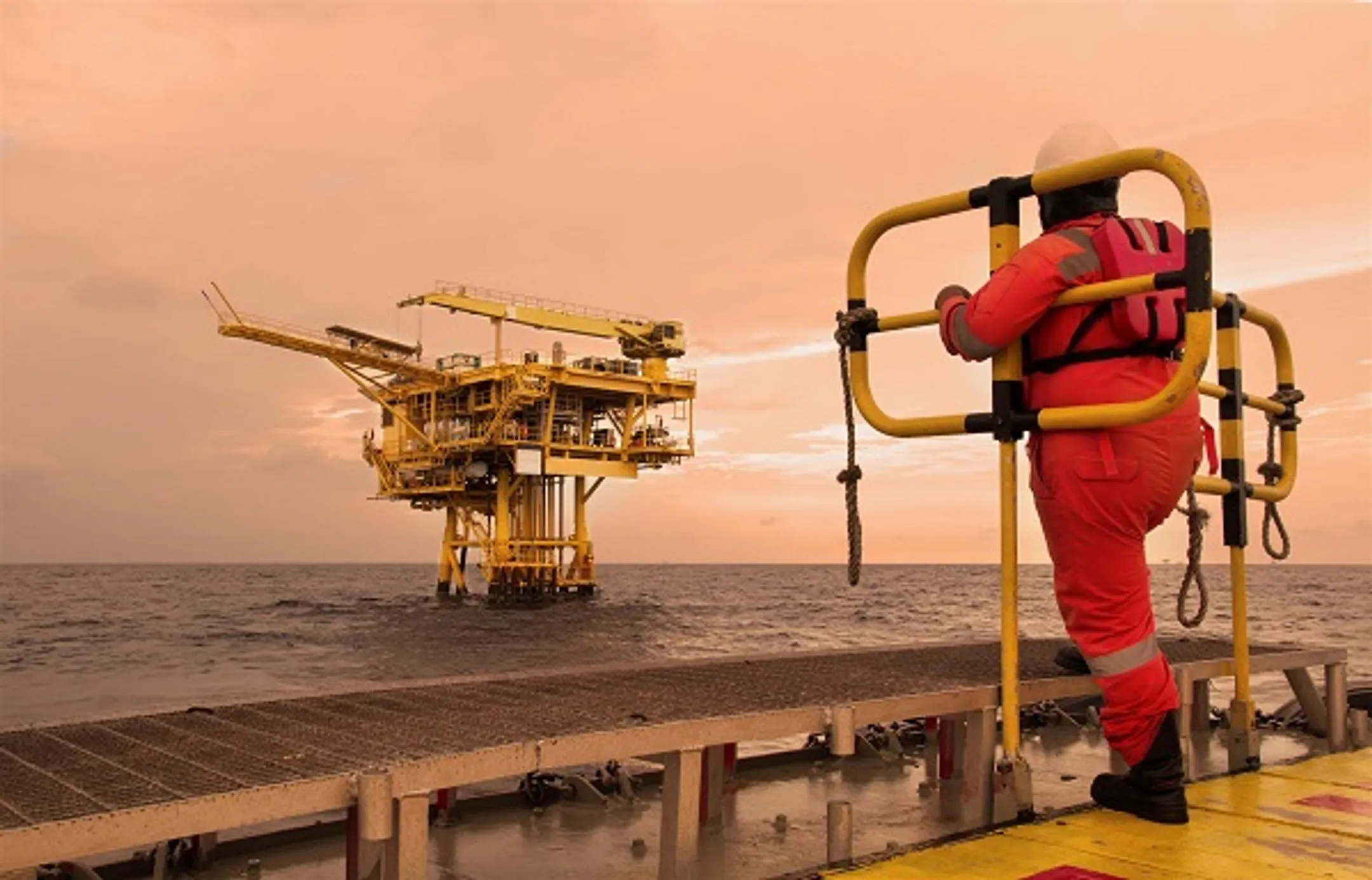 Goldman ждет сохранения высокой волатильности нефтяных цен - Image Kapital.kz
