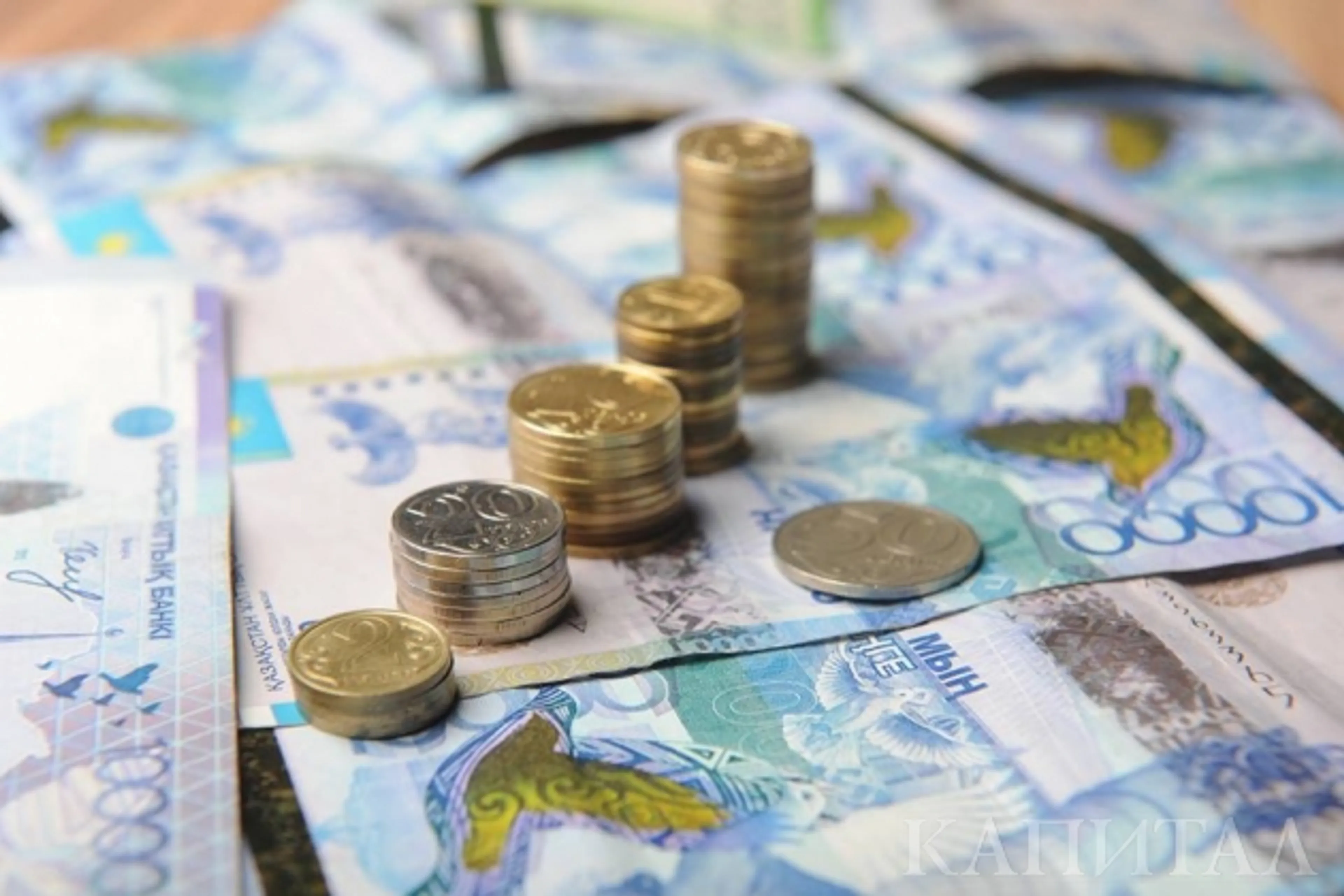 Капитал - Тенге в августе ослаб на 2,7%