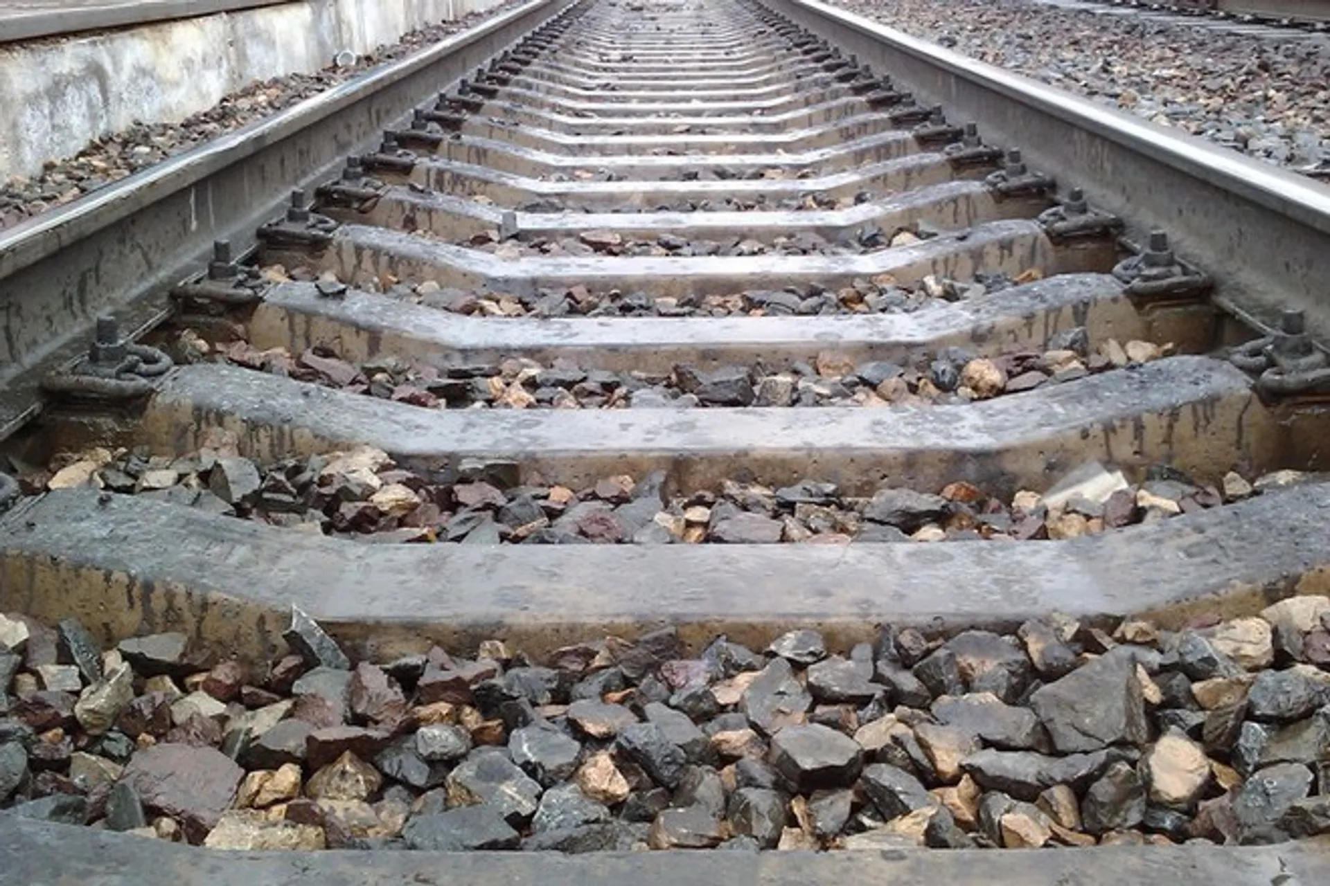 Капитал - Из-за схода грузовых вагонов задержаны семь пассажирских поездов