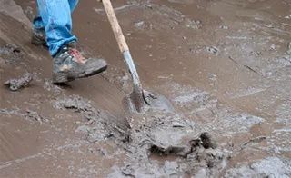 Капитал - В Алматы на трассу обрушилась грязевая масса