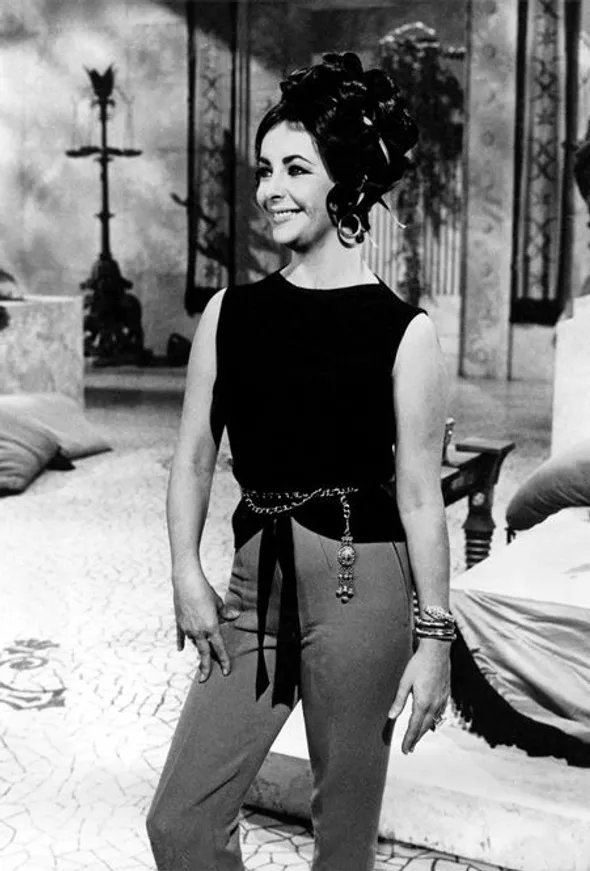 Элизабет Тейлор позирует на съемочной площадке фильма «Клеопатра» с браслетом Serpenti, 1961 год. Фото:&nbsp;© La Presse