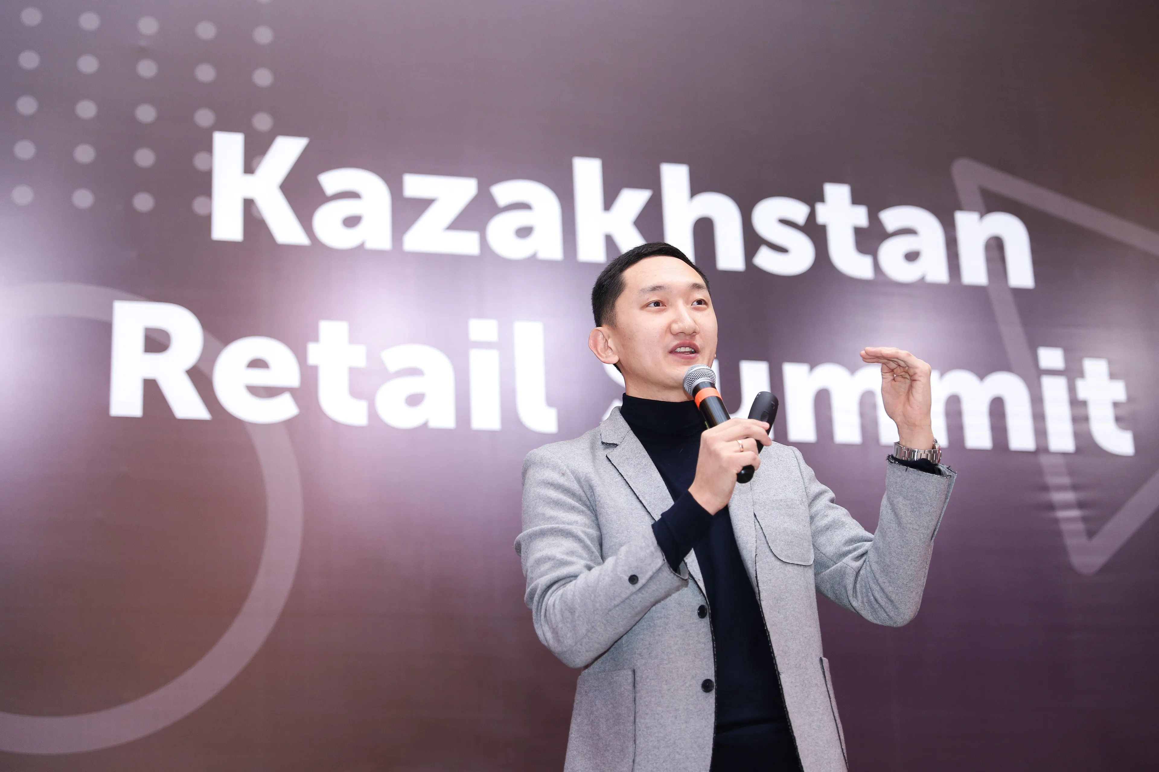 На фото:&nbsp;руководитель подразделения по заботе о клиентах «Технодом» (Казахстан) Александр Ли