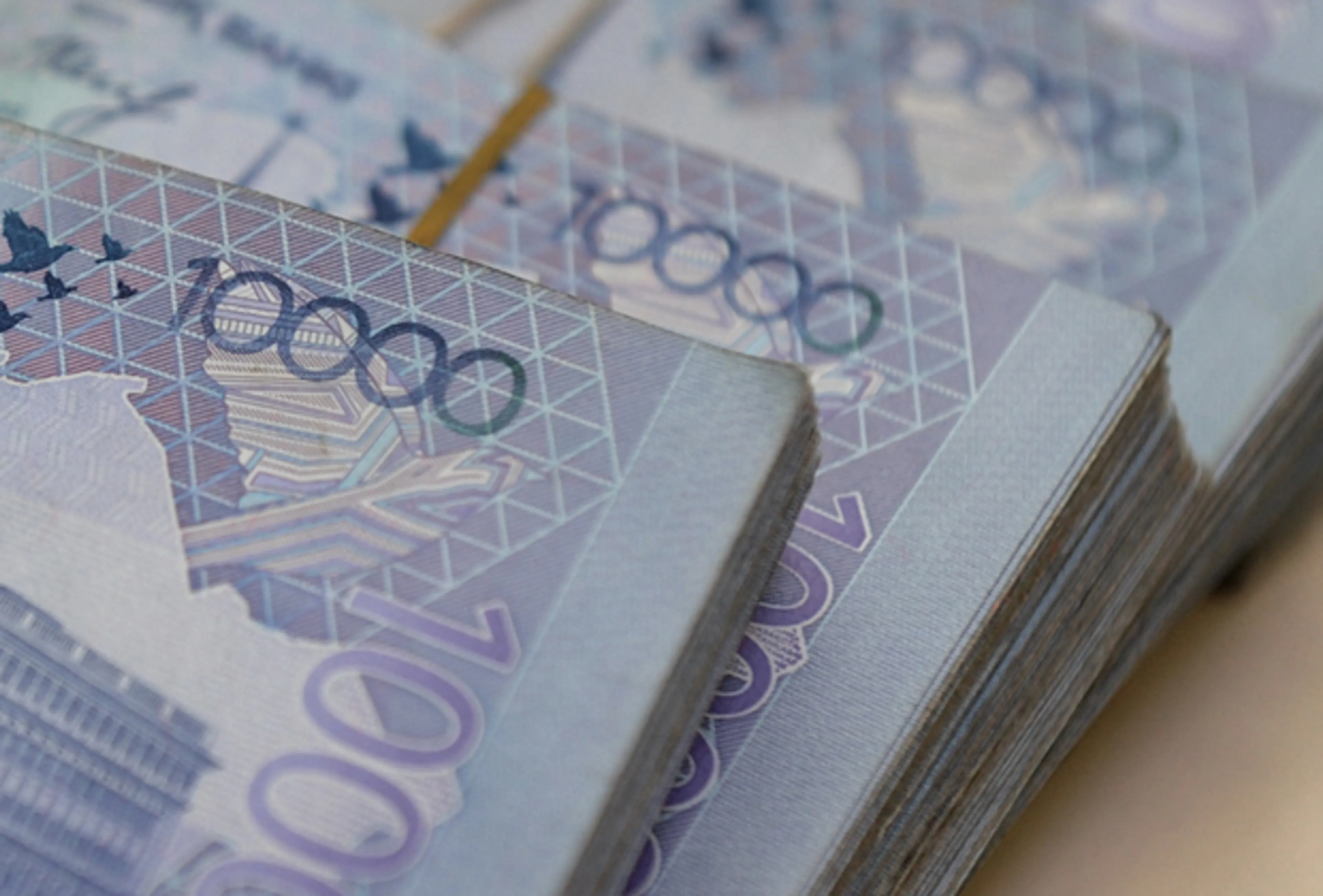 Капитал - На дневных торгах тенге продолжил укрепляться