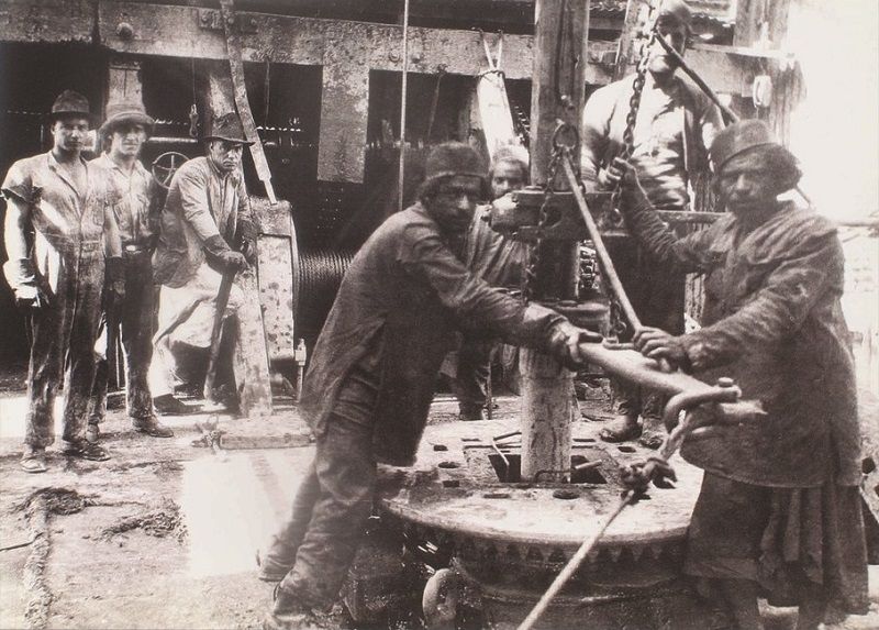 Работники на месторождении Англо-персидской нефтяной компании, 1914 год - Kapital.kz 