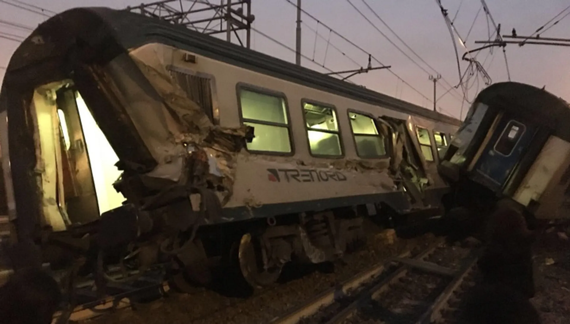 Капитал - Под Миланом сошел с рельсов поезд