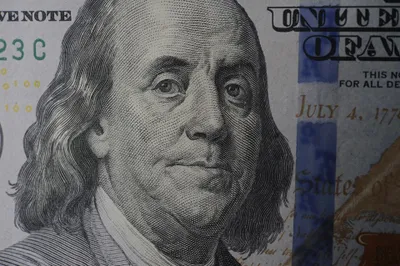 Доллар продолжил укрепляться на утренней сессии KASE