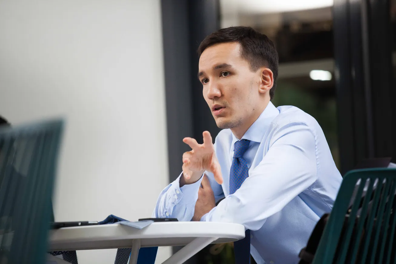 Как Intelligent одевает астанчан в галстуки - фото kapital.kz