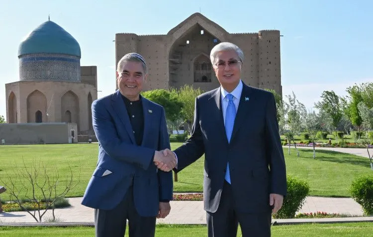 Касым-Жомарт Токаев и Гурбангулы Бердымухамедов посетили мавзолей Ходжи Ахмеда Яссауи