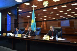 Капитал - Депутаты оценили работу акима ЮКО Жансеита Туймебаева