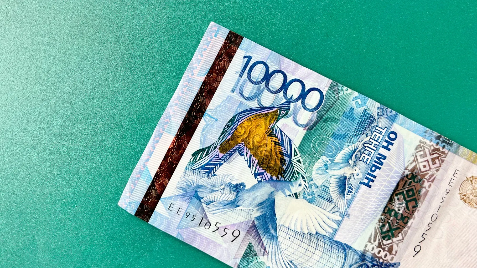 На бирже доллар продается выше отметки 542 тенге              