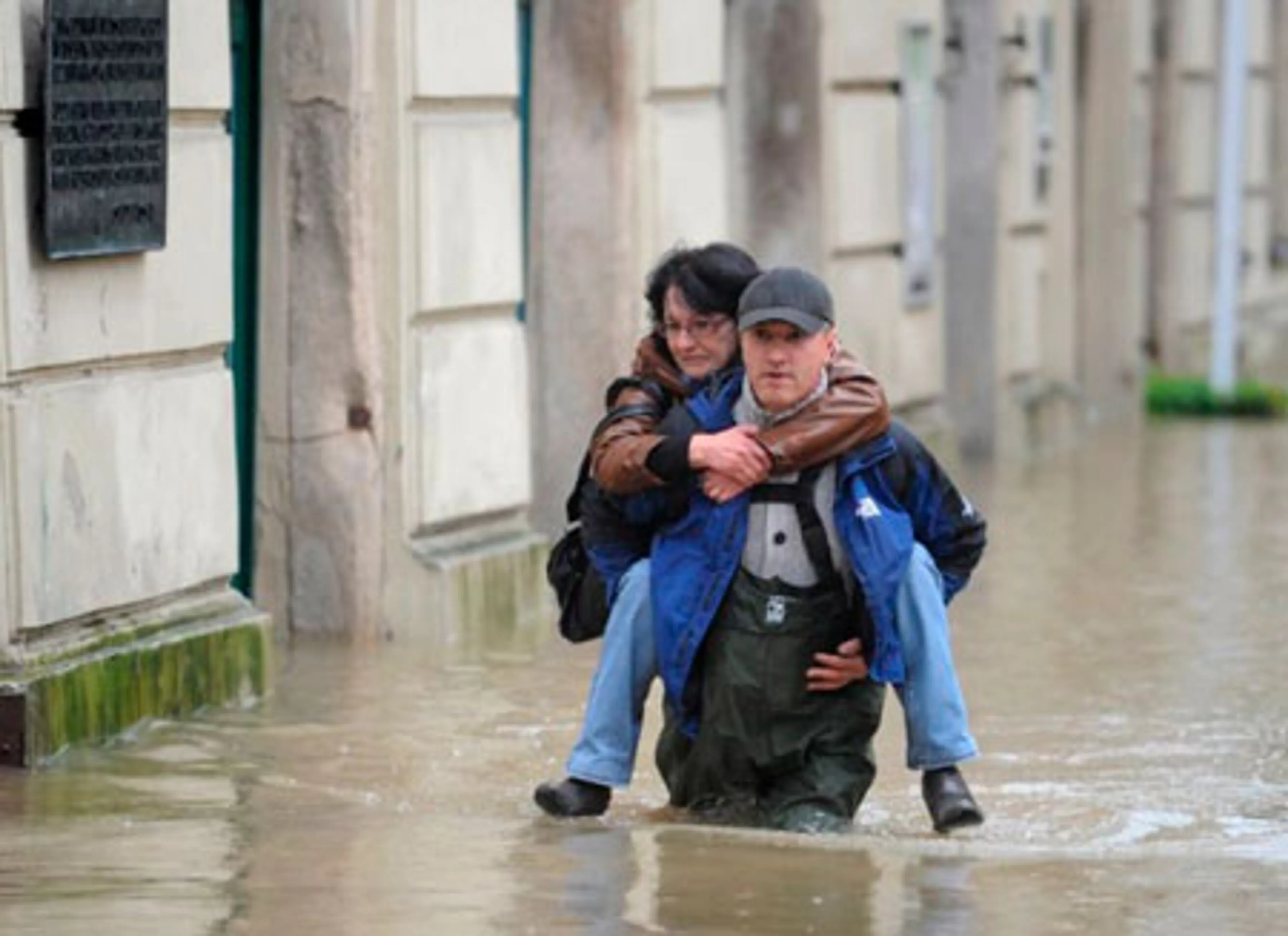Капитал - МИД призывает казахстанцев учитывать ситуацию при поездках в Европу