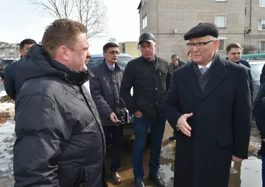 Ерик Султанов проверил строительство жилья и детских садов