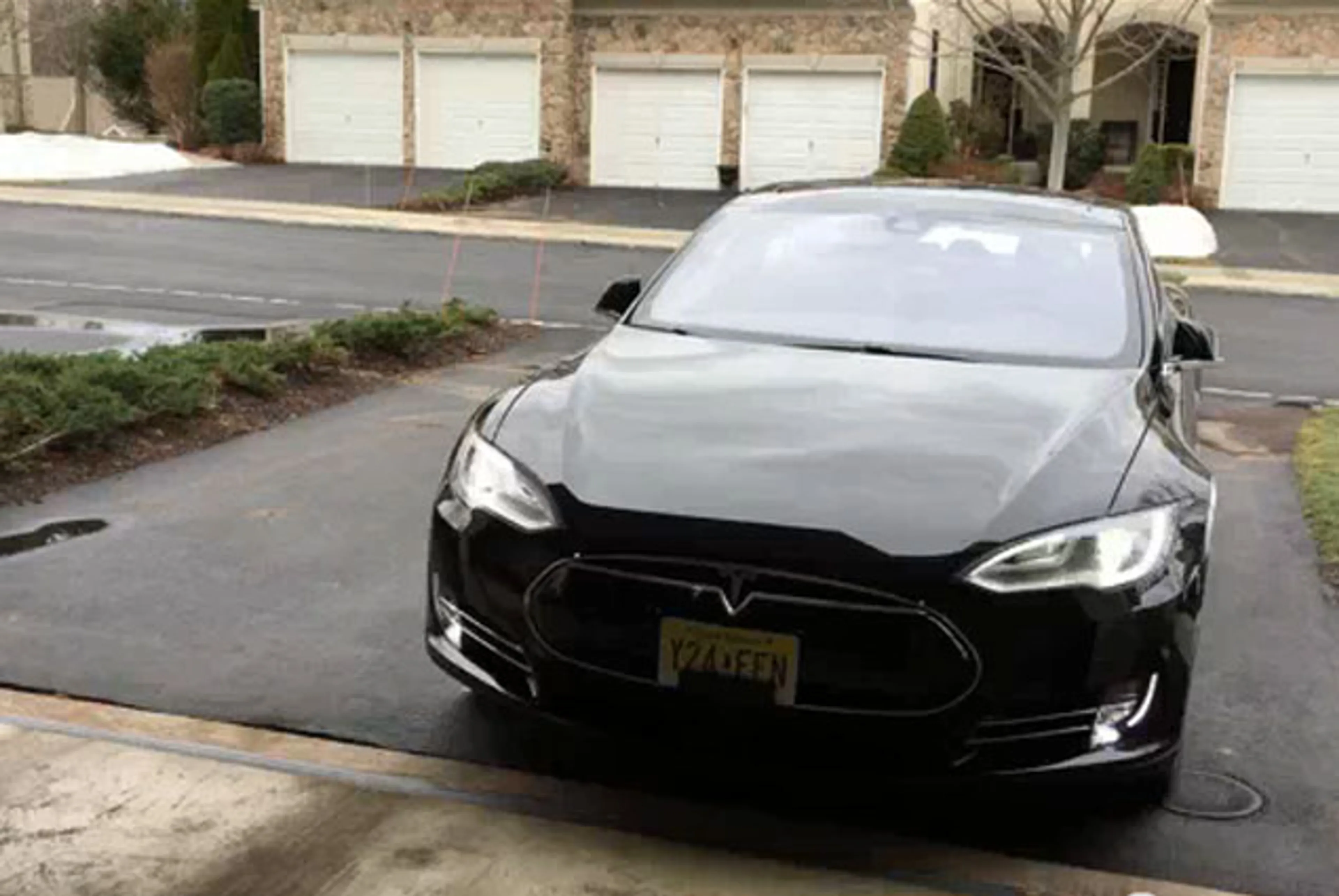 Капитал - Электрокары Tesla научились самостоятельно выезжать из гаража