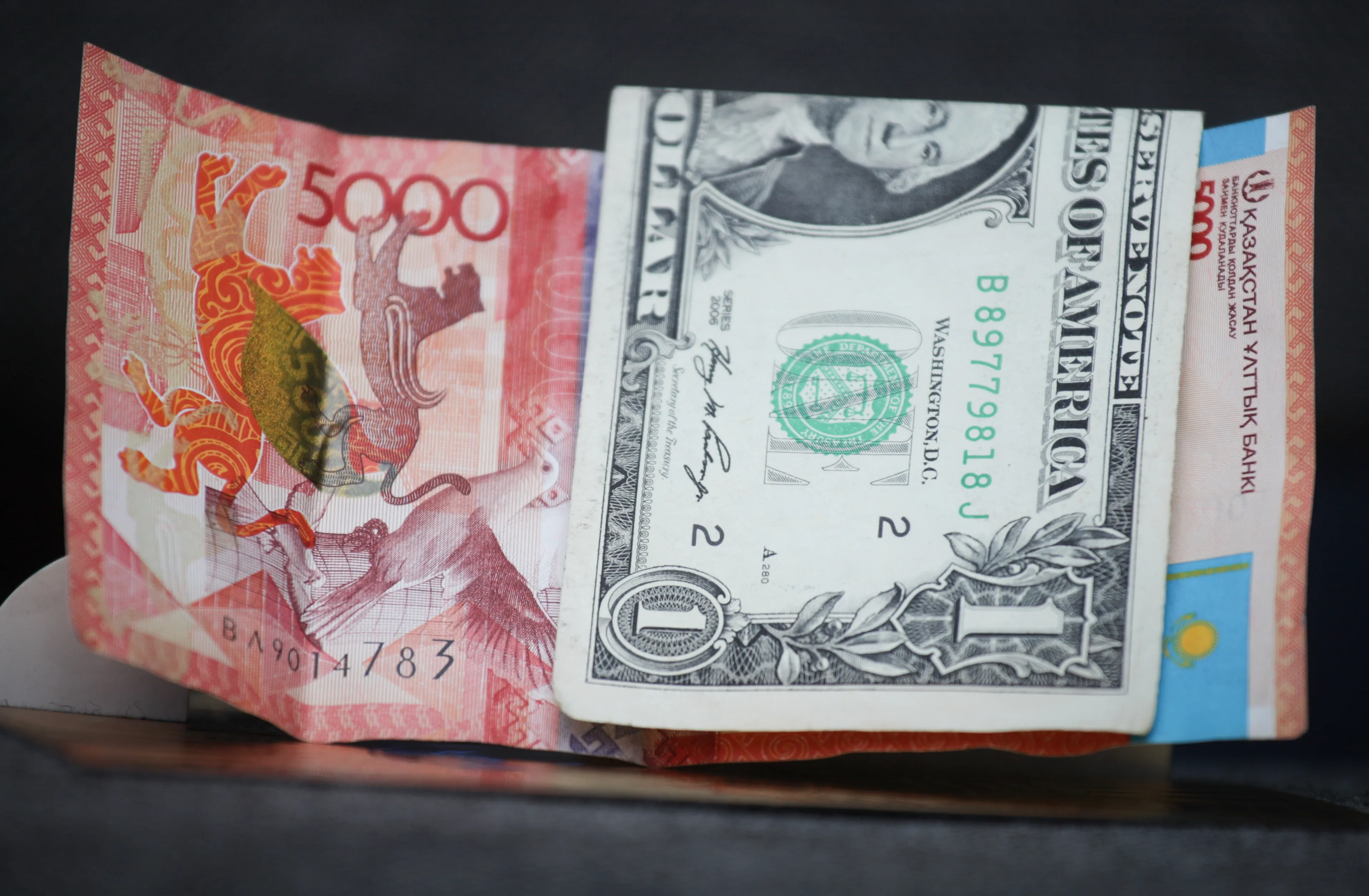 Капитал - Казахстанцы купили долларов почти на триллион тенге