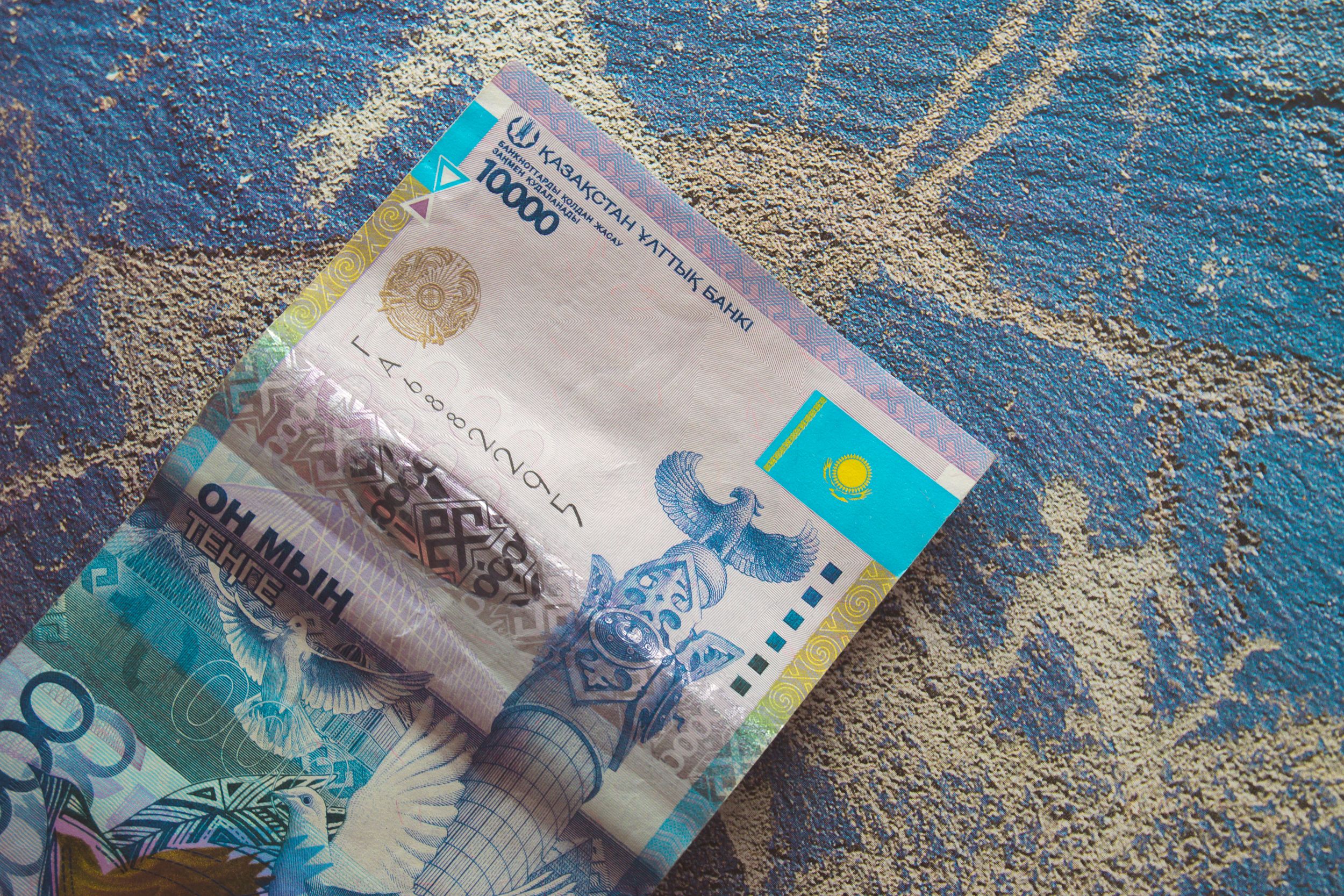 Российский рубль в тенге. 10 тысяч тенге. Таблица для копилки 100 тенге. Валюта казахстана. 20100 тенге в рублях.