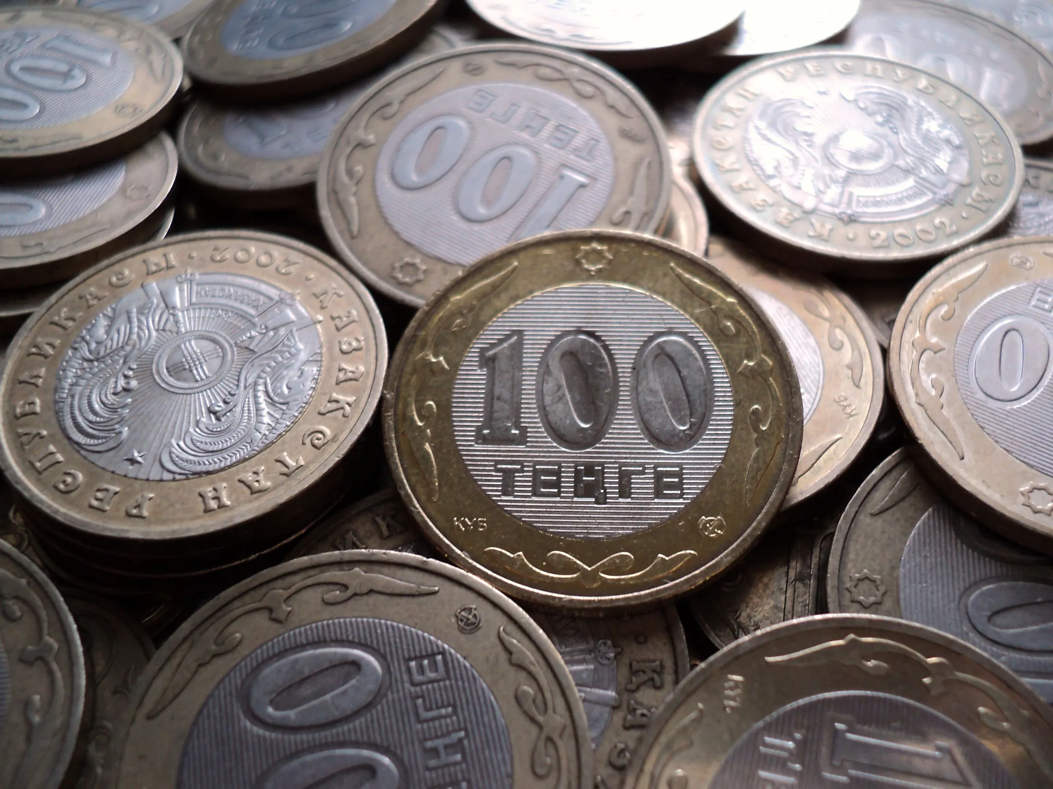 Halyk Finance: Нацбанк ежемесячно покупает и продает валюту - Image Kapital.kz