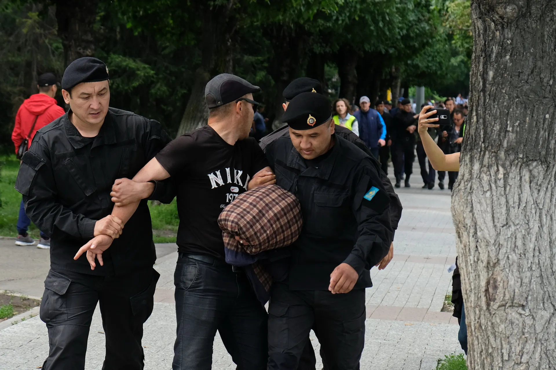 Капитал - За участие в митингах наказано 957 человек