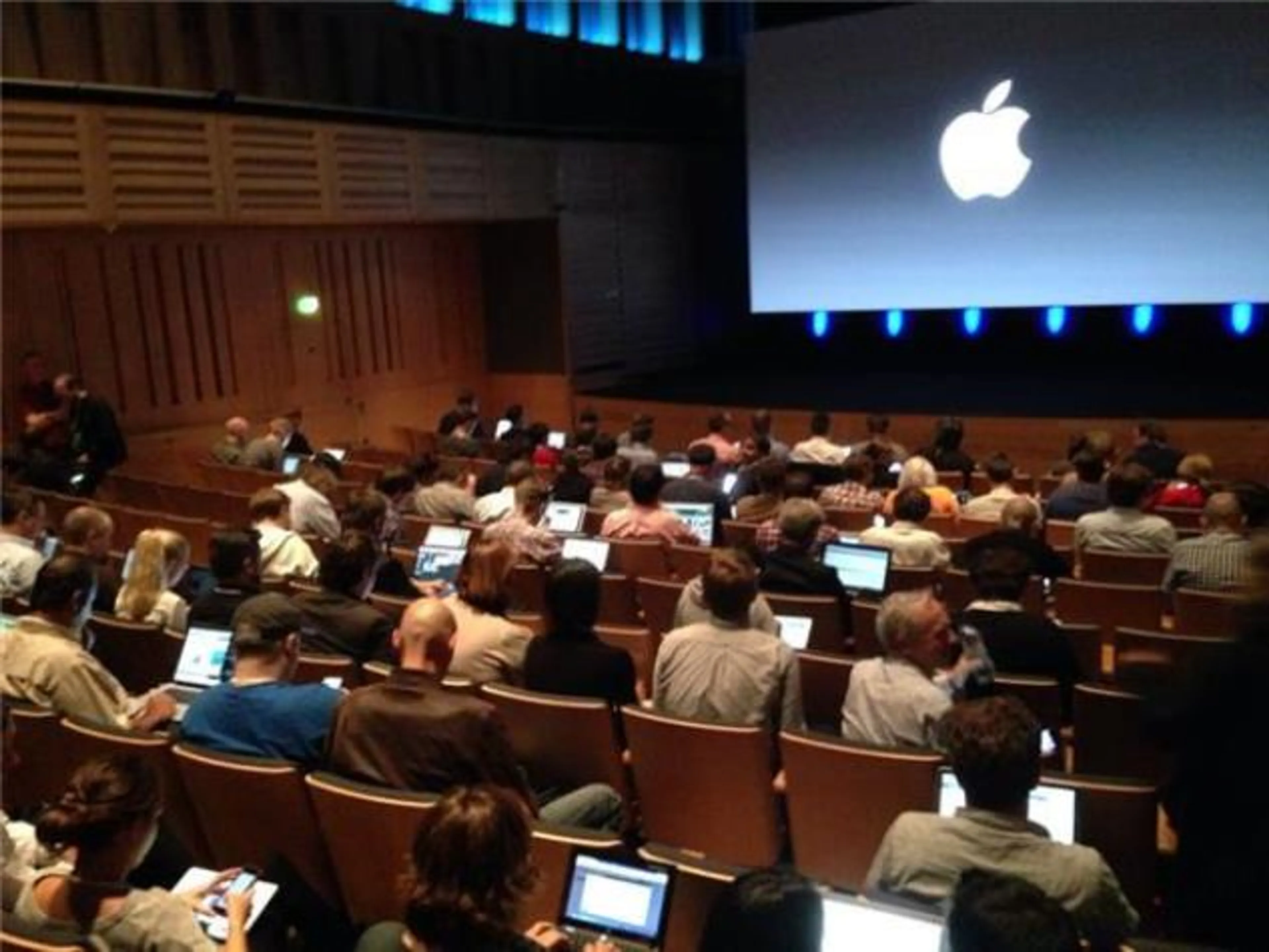 Капитал - Apple переименовала iPad