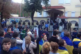 Капитал - В Харькове российское консульство закидали яйцами и краской