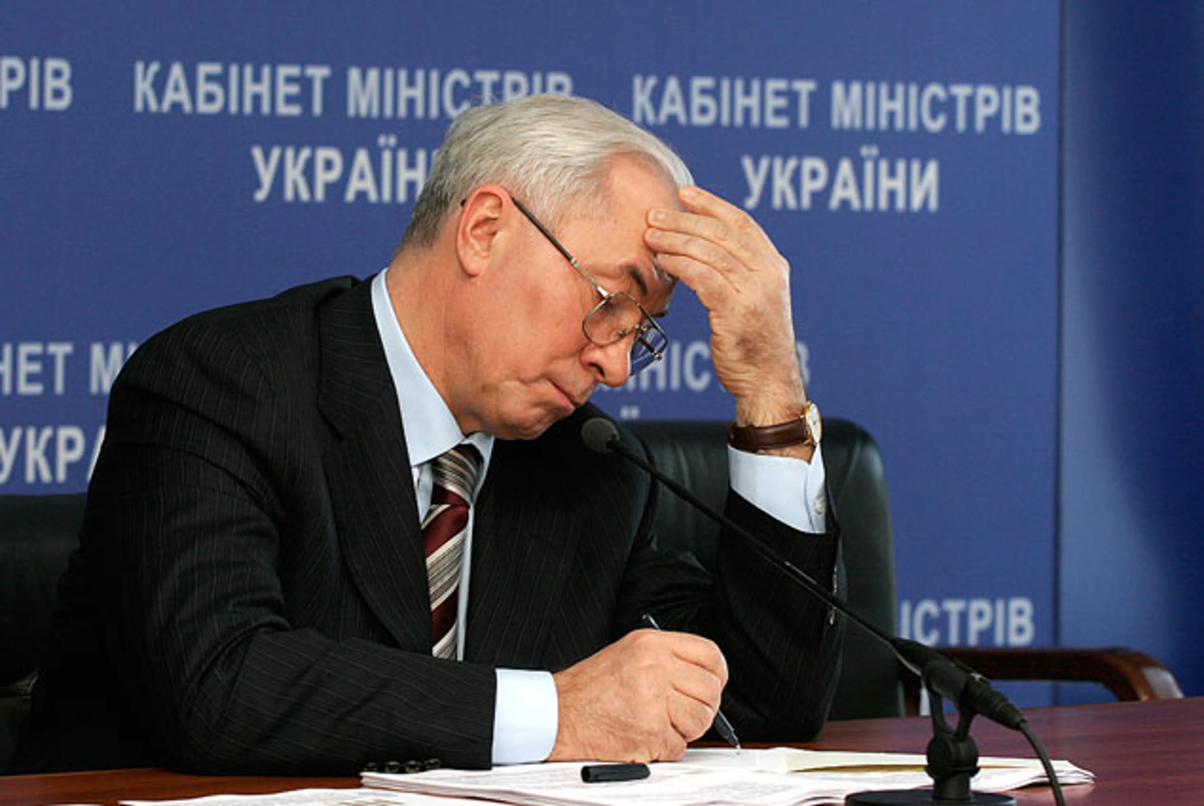 Капитал - Экс-премьер Азаров объявлен в розыск