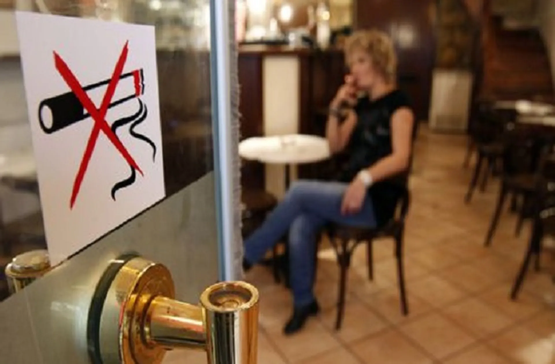 Капитал - В РК предлагают убрать курилки в ресторанах